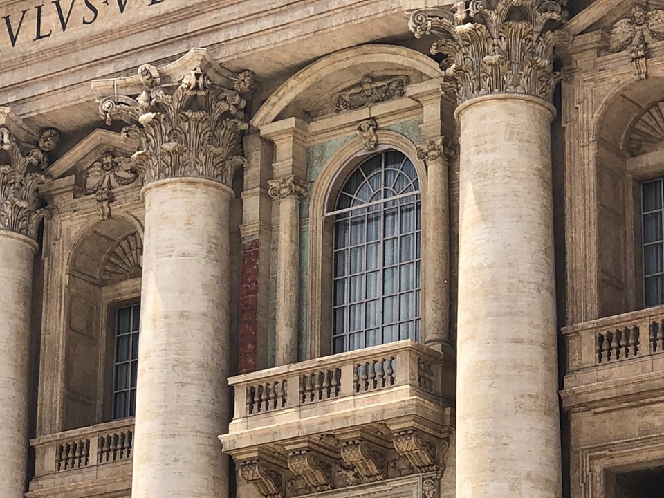 La visita del Vaticano rendendo omaggio a papa Francesco